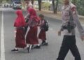 Brimob Bantu Anak Sekolah Menyeberang, Wujud Kehadiran Polri di Tengah Warga