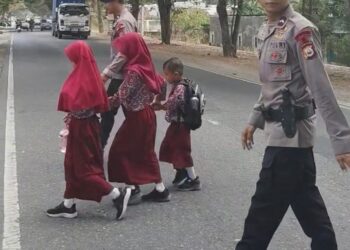 Brimob Bantu Anak Sekolah Menyeberang, Wujud Kehadiran Polri di Tengah Warga