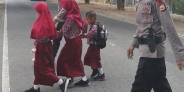 Brimob Bantu Anak Sekolah Menyeberang, Wujud Kehadiran Polri di Tengah Warga