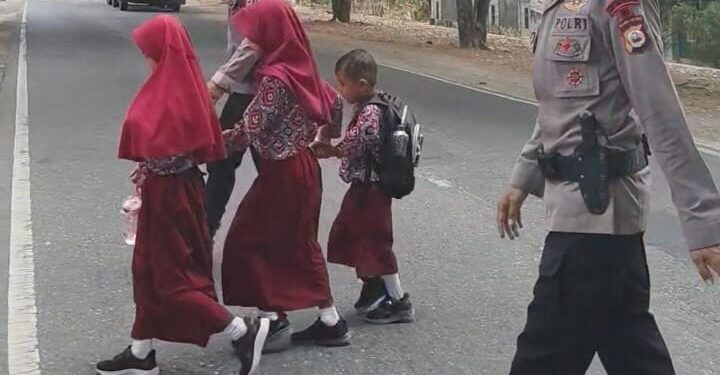 Brimob Bantu Anak Sekolah Menyeberang, Wujud Kehadiran Polri di Tengah Warga