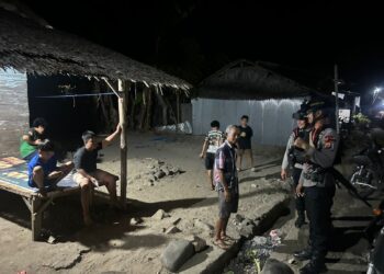 Patroli malam Brimob hadir menyapa warga, jaga kamtibmas di Mancani