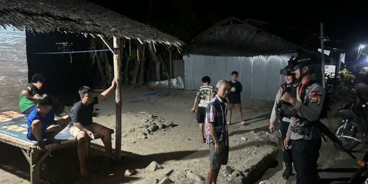 Patroli malam Brimob hadir menyapa warga, jaga kamtibmas di Mancani