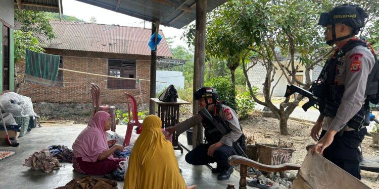 Patroli Harkamtibmas, Personel Batalyon D Pelopor Sambangi Warga Mancani Antisipasi Perkelahian Antarkelompok