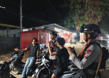 Patroli Malam Harkamtibmas, Personel Batalyon D Pelopor BKO Polres Palopo Sambangi Kelurahan Mancani