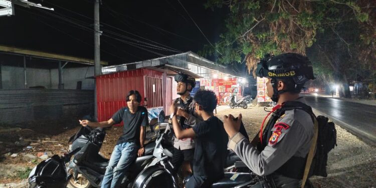 Patroli Malam Harkamtibmas, Personel Batalyon D Pelopor BKO Polres Palopo Sambangi Kelurahan Mancani
