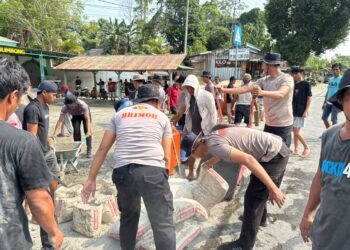 Brimob dan Warga Bergotong Royong Cor Halaman Masjid di Salulimbong