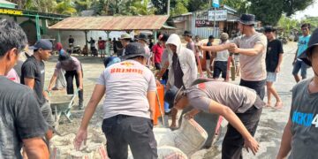Brimob dan Warga Bergotong Royong Cor Halaman Masjid di Salulimbong