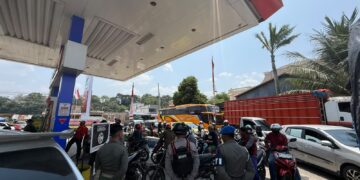 Patroli Harkamtibmas Brimob, Tertibkan Antrean SPBU di Luwu Utara