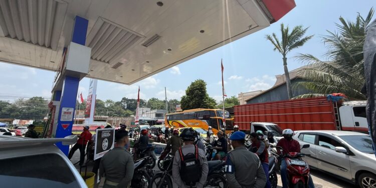 Patroli Harkamtibmas Brimob, Tertibkan Antrean SPBU di Luwu Utara