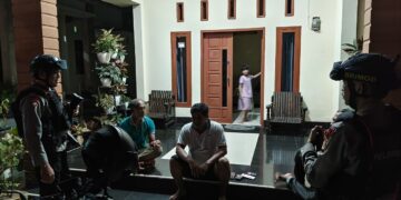 Patroli Harkamtibmas, Brimob Sambangi Warga di Mancani
