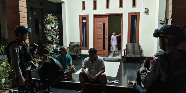 Patroli Harkamtibmas, Brimob Sambangi Warga di Mancani