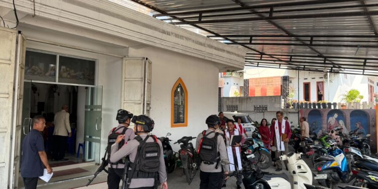 Patroli Tempat Ibadah, Brimob Sulsel Hadir Jaga Kamtibmas di Luwu Utara