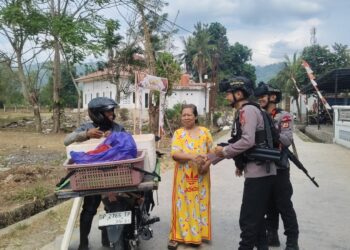 Patroli Brimob Sambangi Warga, Jaga Kamtibmas Tetap Kondusif di Mancani