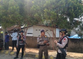 Patroli Kamtibmas, Personel Batalyon D Pelopor Sambangi Warga di Daerah Rawan Konflik