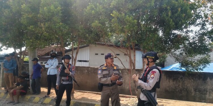 Patroli Kamtibmas, Personel Batalyon D Pelopor Sambangi Warga di Daerah Rawan Konflik