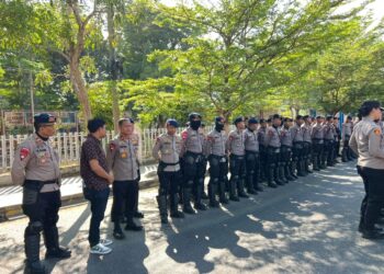 Personel Batalyon D Pelopor Laksanakan PAM Constatering Obyek Eksekusi Cafe Sisi Lain di Kota Palopo