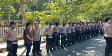 Personel Batalyon D Pelopor Laksanakan PAM Constatering Obyek Eksekusi Cafe Sisi Lain di Kota Palopo