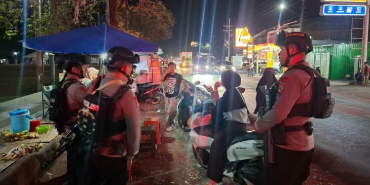 PERSONEL KOMPI 3 BATALYON D PELOPOR BKO POLSEK BUA LAKSANAKAN PATROLI MALAM, WUJUDKAN KAMTIBMAS YANG KONDUSIF