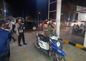 WUJUDKAN KAMTIBMAS YANG KONDUSIF, PERSONEL KOMPI 3 BATALYON D PELOPOR BKO POLSEK BUA AKTIF SAMBANGI WARGA