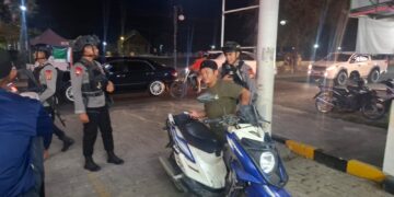 WUJUDKAN KAMTIBMAS YANG KONDUSIF, PERSONEL KOMPI 3 BATALYON D PELOPOR BKO POLSEK BUA AKTIF SAMBANGI WARGA