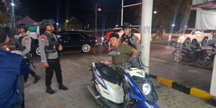 WUJUDKAN KAMTIBMAS YANG KONDUSIF, PERSONEL KOMPI 3 BATALYON D PELOPOR BKO POLSEK BUA AKTIF SAMBANGI WARGA