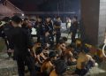 CEGAH POTENSI GANGGUAN KAMTIBMAS, PATROLI GABUNGAN BRIMOB DAN POLRES LUWU TIMUR TERTIBKAN KELOMPOK PEMUDA