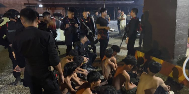 CEGAH POTENSI GANGGUAN KAMTIBMAS, PATROLI GABUNGAN BRIMOB DAN POLRES LUWU TIMUR TERTIBKAN KELOMPOK PEMUDA