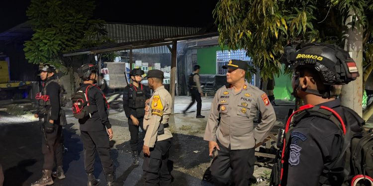 Hadir di Tengah Masyarakat, Brimob Baebunta dan Polres Luwu Timur Jaga Keamanan Warga Wotu