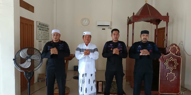 JUMAT KELILING, POLISI HADIR DI TENGAH MASYARAKAT! BATALYON D PELOPOR PERKUAT SILATURAHMI MELALUI PROGRAM QUICK WINS 100 HARI KERJA KAPOLRI
