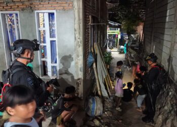 JAGA KAMTIBMAS TETAP KONDUSIF, PERSONEL BRIMOB POS PENGAMANAN MANCANI GELAR PATROLI DAN SAMBANG WARGA DI MALAM HARI