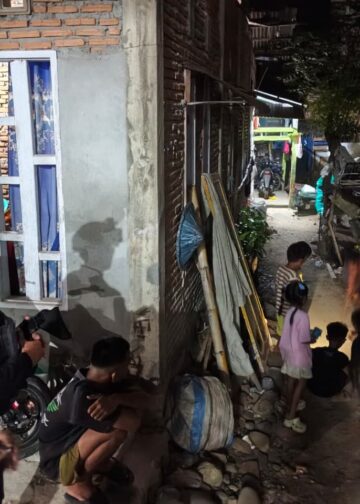 JAGA KAMTIBMAS TETAP KONDUSIF, PERSONEL BRIMOB POS PENGAMANAN MANCANI GELAR PATROLI DAN SAMBANG WARGA DI MALAM HARI