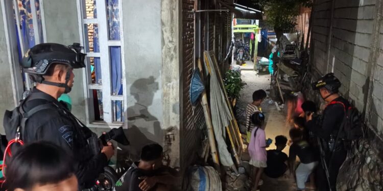 JAGA KAMTIBMAS TETAP KONDUSIF, PERSONEL BRIMOB POS PENGAMANAN MANCANI GELAR PATROLI DAN SAMBANG WARGA DI MALAM HARI