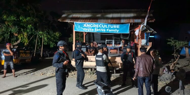 PATROLI DINI HARI, BRIMOB DAN POLSEK TELLUWANUA PASTIKAN KAMTIBMAS TETAP KONDUSIF