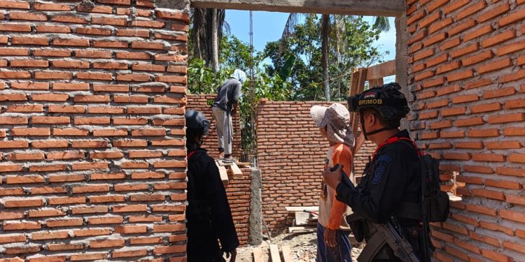 Brimob Menyapa Warga, Ciptakan Rasa Aman di Mancani