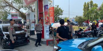 Antisipasi Antrean Panjang BBM, Brimob Batalyon D Pelopor Patroli Sejumlah SPBU di Luwu Utara