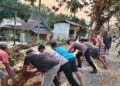 BRIMOB EVAKUASI POHON TUMBANG DAN ATUR LALU LINTAS DI JALAN POROS PALOPO–MASAMBA