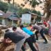BRIMOB EVAKUASI POHON TUMBANG DAN ATUR LALU LINTAS DI JALAN POROS PALOPO–MASAMBA