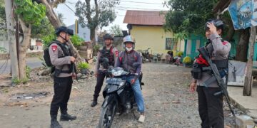 HADIR DI TENGAH AKTIVITAS MASYARAKAT, PERSONEL KOMPI 3 BATALYON D PELOPOR LAKSANAKAN PATROLI DI WILAYAH BUA