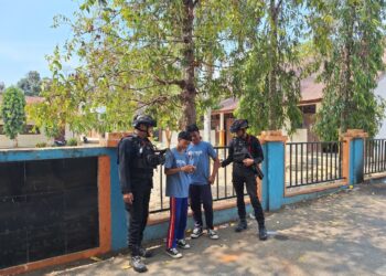 JAGA KAMTIBMAS TETAP KONDUSIF, PERSONEL BRIMOB POS PENGAMANAN MANCANI GELAR PATROLI DAN SAMBANG WARGA
