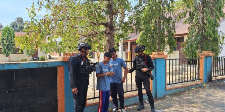 JAGA KAMTIBMAS TETAP KONDUSIF, PERSONEL BRIMOB POS PENGAMANAN MANCANI GELAR PATROLI DAN SAMBANG WARGA