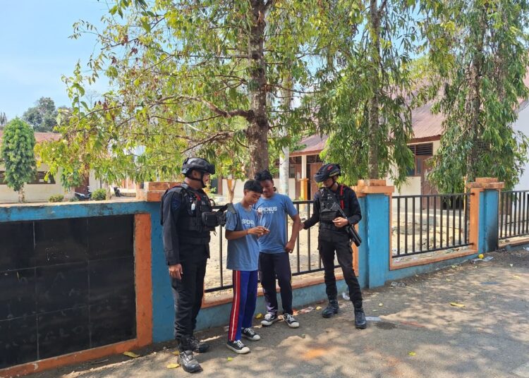 JAGA KAMTIBMAS TETAP KONDUSIF, PERSONEL BRIMOB POS PENGAMANAN MANCANI GELAR PATROLI DAN SAMBANG WARGA