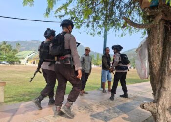 PERKUAT KEHADIRAN POLRI, PERSONEL KOMPI 3 BATALYON D PELOPOR BKO POLSEK BUA PATROLI WILAYAH KECAMATAN BUA