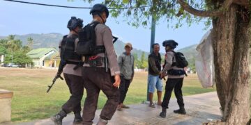 PERKUAT KEHADIRAN POLRI, PERSONEL KOMPI 3 BATALYON D PELOPOR BKO POLSEK BUA PATROLI WILAYAH KECAMATAN BUA