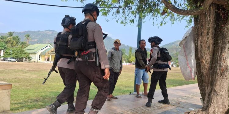 PERKUAT KEHADIRAN POLRI, PERSONEL KOMPI 3 BATALYON D PELOPOR BKO POLSEK BUA PATROLI WILAYAH KECAMATAN BUA