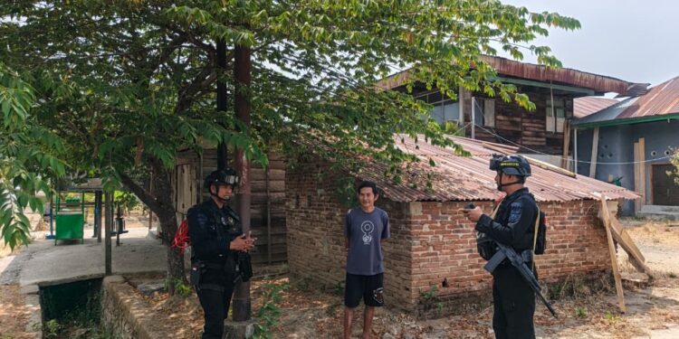 PERERAT KEMITRAAN DENGAN MASYARAKAT, PERSONEL BRIMOB POS PENGAMANAN MANCANI GELAR PATROLI DAN SAMBANG WARGA