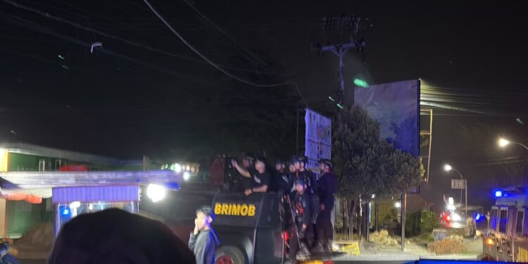 Perkuat Keamanan, Brimob Batalyon D Pelopor dan Polres Luwu Timur Gelar Patroli Gabungan di Wotu