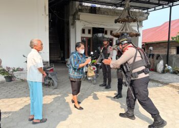 JAGA KONDUSIVITAS IBADAH MINGGU, PERSONEL BRIMOB BATALYON D PELOPOR PATROLI DI SEJUMLAH GEREJA LUWU UTARA