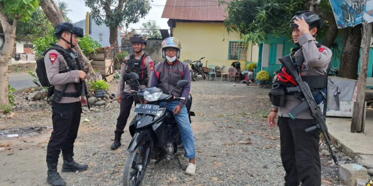 PATROLI HUMANIS, PERSONEL BKO POLSEK BUA AJAK WARGA PEDULI KEAMANAN LINGKUNGAN