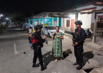 JAGA KAMANCANAN TETAP KONDUSIF, BRIMOB HADIR MENYAPA WARGA LEWAT PATROLI MALAM