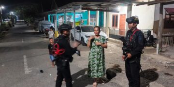JAGA KAMANCANAN TETAP KONDUSIF, BRIMOB HADIR MENYAPA WARGA LEWAT PATROLI MALAM